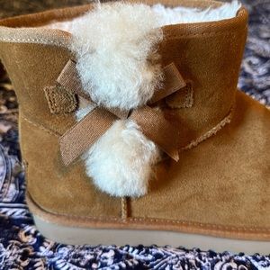 UGG Victoria Mini Size 8 Koolaburra